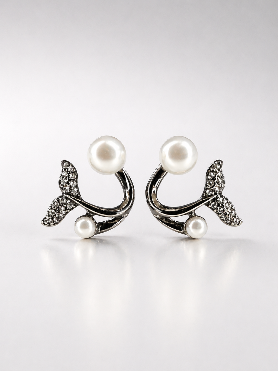 Elara Pearl Curve Stud Earrings
